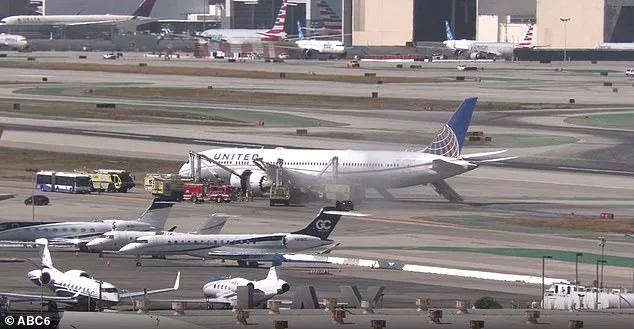 Dramatic Emergency Landing as United Airlines Flight Diverts to LAX Amid Engine Failure