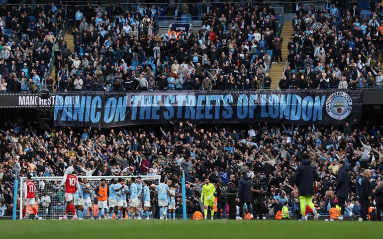 Arsenal's Lead Slips as Manchester City Closes Gap